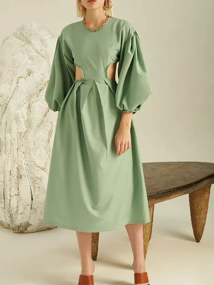 Qu'est-ce qui distingue cette robe en lin à manches longues en dehors des autres?